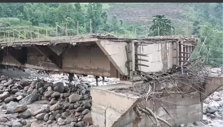 बाढीले अवरुद्ध सङ्खुवासभा र पाँचथरको सडक खुलाउन सरकारले थाल्यो पहल, ५० करोडको भौतिक क्षति  